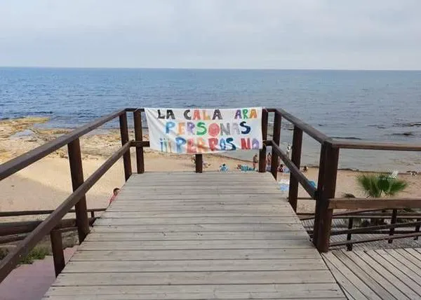 Protestas, caceroladas y acoso a dueños de perros en las dos nuevas playas caninas de Torrevieja  