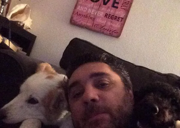 Una historia de amor perruno: un hombre y sus satélites caninos, sus amigos perros que le dan la vida