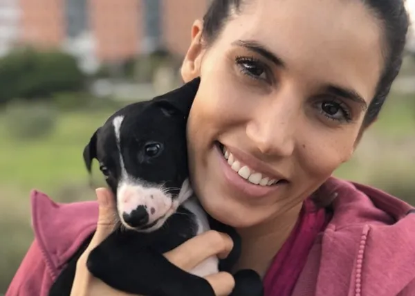 India Martínez adopta a un cachorrote de Galgo que estaba siendo abandonado (en un programa de cámara oculta)