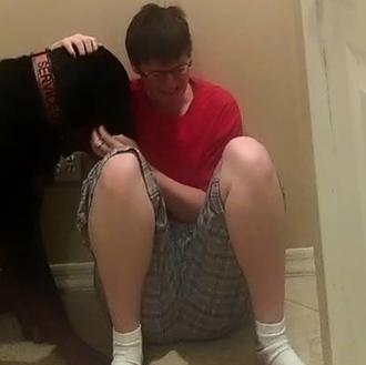 Una mujer que sufre el síndrome de Asperger muestra cómo …