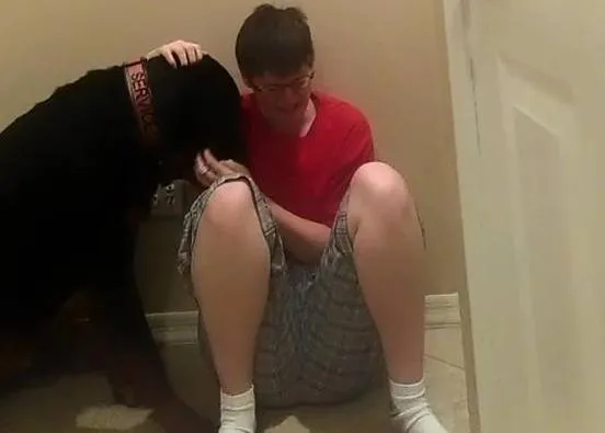 Una mujer que sufre el síndrome de Asperger muestra cómo su perro evita que se autolesione