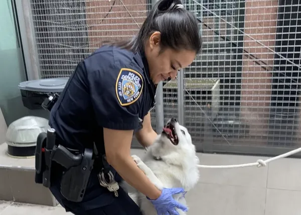 Una policía logra adoptar al perro al que rescató del interior de un coche a pleno sol