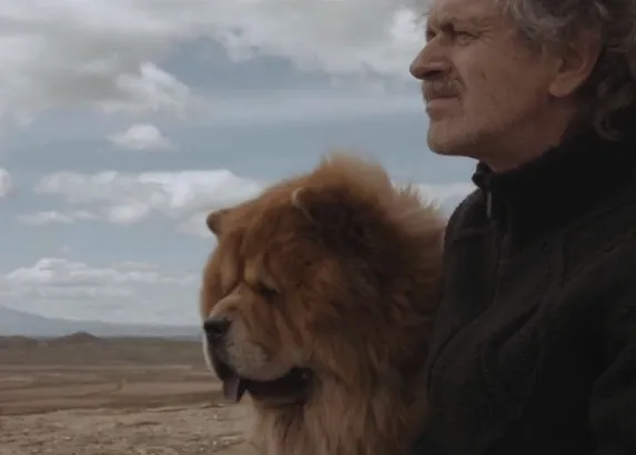 Las inspiraciones perrunas de Chrissie Hynde: un hombre y su perro en Las Bardenas Reales
