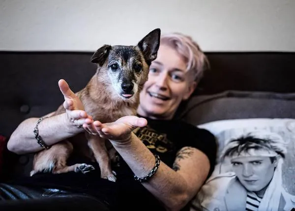 Un proyecto fotográfico global sobre la belleza y fortaleza de personas LGBTIQ+ y sus canes adoptados