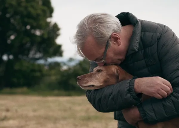 El regalo del amor perruno: el emotivo homenaje de un hombre a la perra que lo fue todo para él