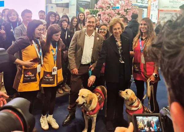La Reina Sofía conoce a los perros de intervención asistida de Dogtor Animal en el stand de Elanco en Iberzoo Propet