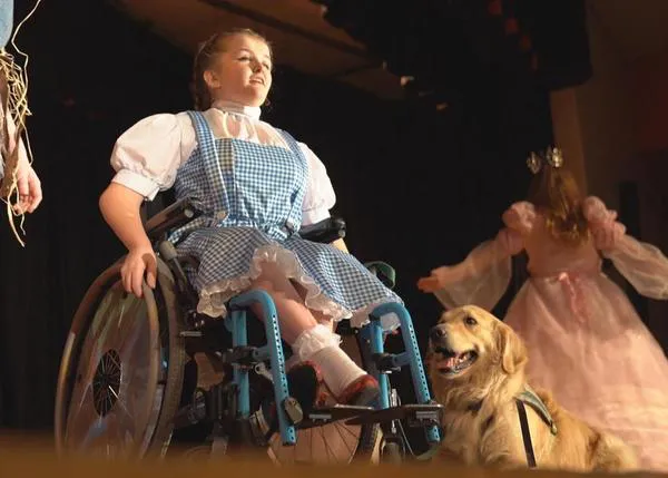 Una adolescente en silla de ruedas protagoniza 