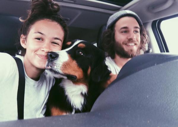 Expedición Felicidad: una pareja y su perro viajan en un bus customizado de Alaska a Argentina 