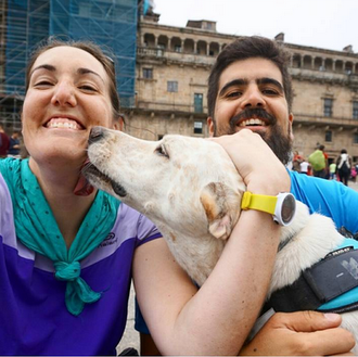 Perregrinos emocionados y felices: Cristina & Kira, Doginquieta en el Camino …
