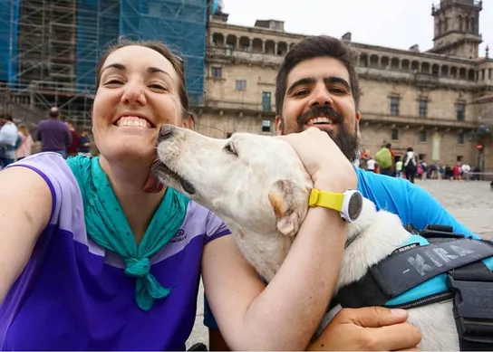 Perregrinos emocionados y felices: Cristina & Kira, Doginquieta en el Camino de Santiago