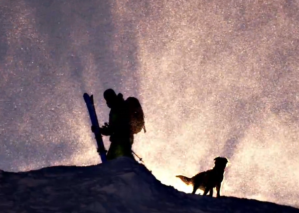 La felicidad compartida en la montaña: un esquiador y su perra disfrutan en Bariloche