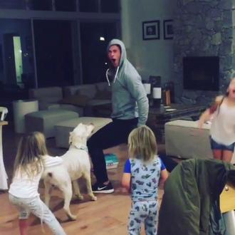 El baile extra simpático y perruno de Chris Hemsworth y …