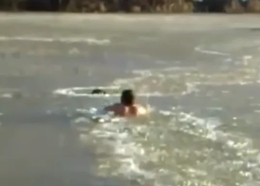 Impresionante rescate en un lago helado: una historia con algo de Vodka y final feliz