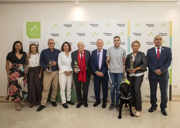 Los veterinarios de Madrid premian al Padre Ángel, a los veterinarios de La Palma y al labrador Xabat