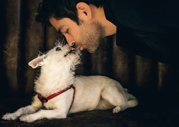 Los amores perros de Adrian Grenier y Pip, su inseparable compañera de cuatro patas