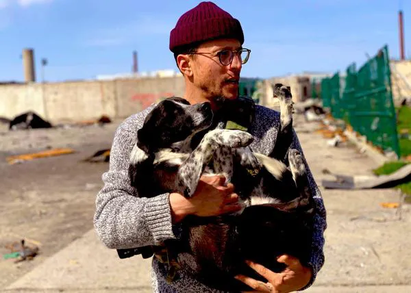Cary Fukunaga está en Ucrania colaborando con el Chef José Andrés y... ha rescatado y adoptado a un perro abandonado :-)
