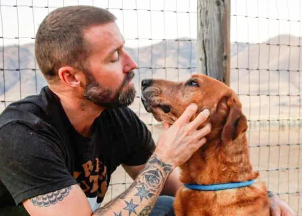 La medicina perruna: un hombre sobrevive a una adicción casi mortal gracias a sus canes y dedica su vida a rescatar perros
