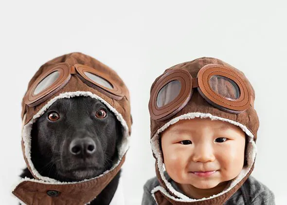 El dúo más feliz: un niño y una perra, retratados con tanto arte como humor