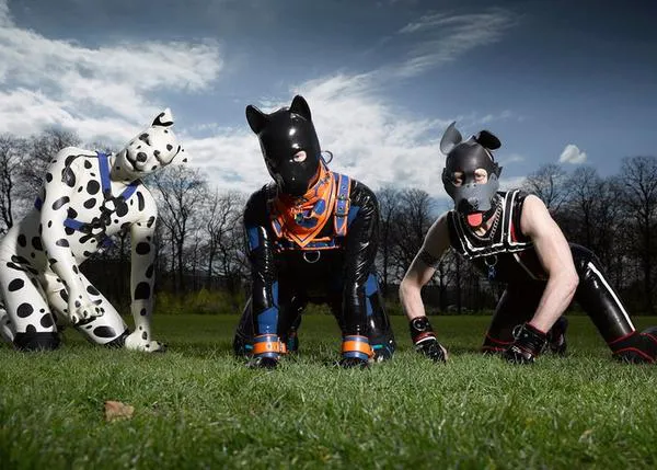 Un documental se adentra en las vidas de los perros humanos o los humanos perros
