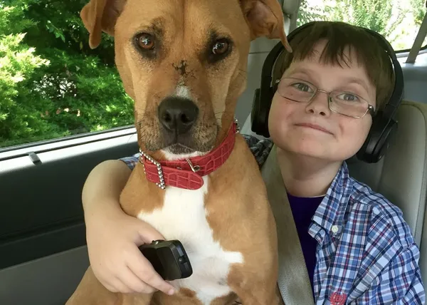 Xena, la cachorrita guerrera, y su humano favorito, un niño con autismo cuyo universo cambió drásticamente gracias a ella