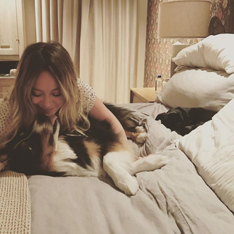 Hilary Duff se despide de su perro, Dubois, con un …