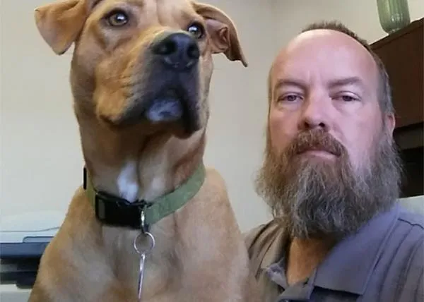 Un hombre sale del hospital tras cinco semanas y con 22kg menos: así le recibe su perro