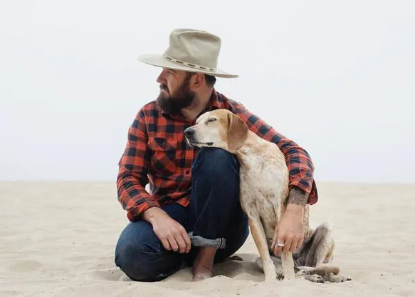 Ha muerto Maddie, la primera estrella perruna de internet, la singular perra magistralmente retratada por su humano, Theron Humphrey