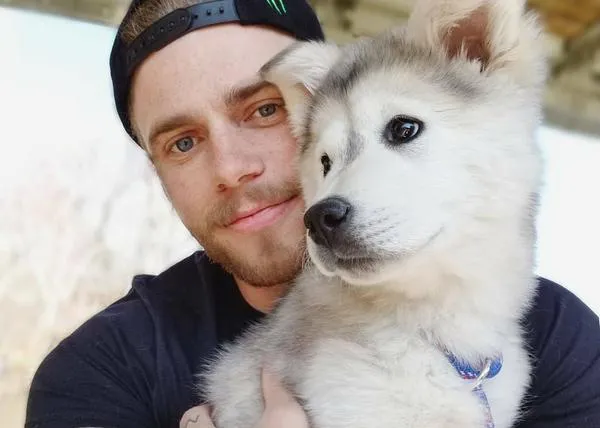 Gus Kenworthy destrozado por la muerte de la cachorrota a la que rescató de una granja de carne de perro
