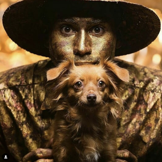 Un hombre - estatua triunfa gracias a su perra: la 