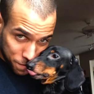 Se declara públicamente gay, con ayuda de su perro