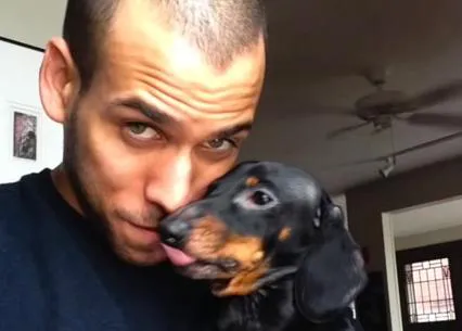 Se declara públicamente gay, con ayuda de su perro