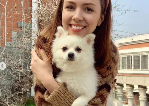 Una modelo ucraniana se niega a ser evacuada de Wuhan mientras no le permitan irse con su perra