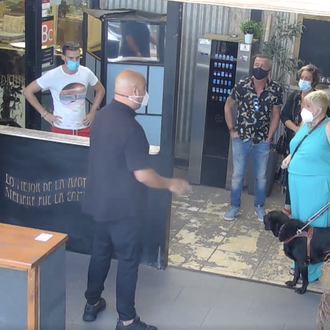 ¡Tu perro guía no puede entrar aquí!'', versión cámara oculta