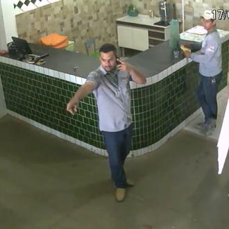 El pánico de un grupo de hombres ante la llegada …