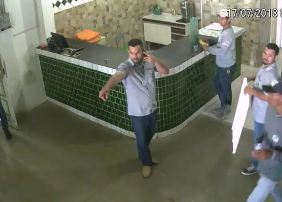 El pánico de un grupo de hombres ante la llegada de un Pit Bull que se había escapado... para jugar