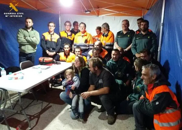 La Guardia Civil localiza a una niña de dos años perdida en el monte gracias a los ladridos de su perro