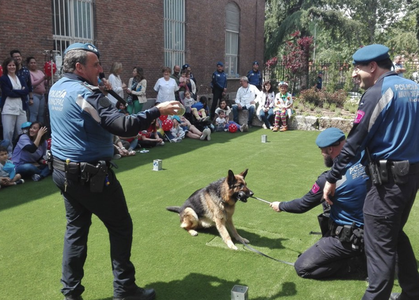 #DiaNacionalDelNiñoHospitalizado: La policía anima a los pequeños en el Hospital Niño Jesús con una exhibición canina