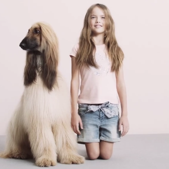 Niños y canes guapos protagonizan un spot muy fashion para …