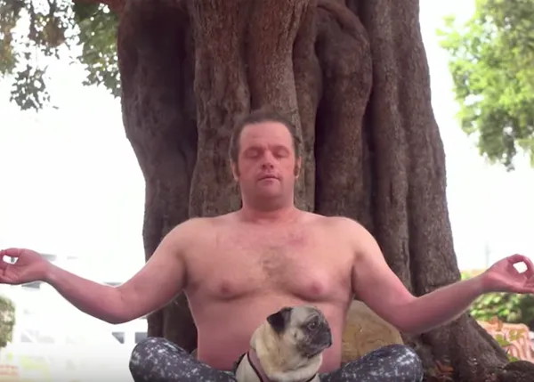 El Yoga de los Carlinos y el humano barrigón: un calendario solidario que hace sonreír