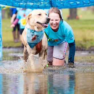 Charcos, barro, pelotas de plástico y muchas risas en compañía …