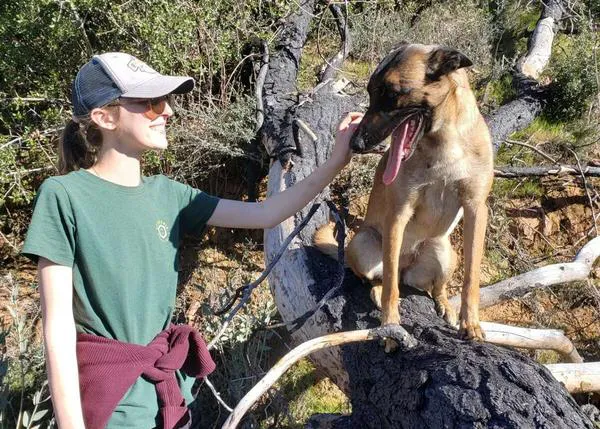 La perra que salvó a su humana del ataque de un puma, recibe un tierno homenaje póstumo