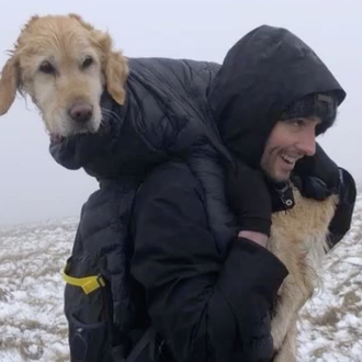 Una pareja de senderistas rescata, a hombros, a una perra …