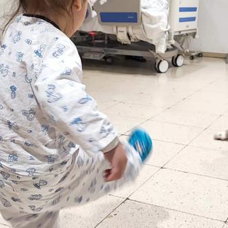 La perra del Girona FC, Canya, reparte sonrisas y regalos …