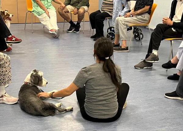 Los perros de intervención asistida ayudan a mejorar el bienestar de adultos con trastornos mentales graves en Madrid