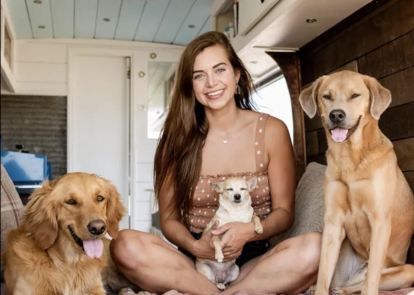 Vanlife con varios perros, entre el glamour que se proyecta en redes, la felicidad intensa y... la mugre cotidiana