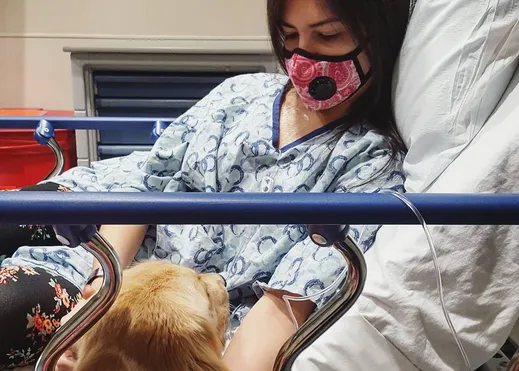 Perros que salvan vidas, cada día: una mujer con varias enfermedades crónicas y su perra de asistencia