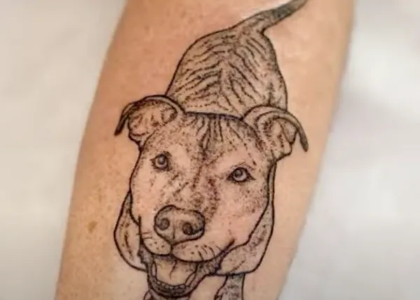 Retratos que honran el vínculo entre humanos y canes en la piel: tatuajes de perros... con sus cenizas