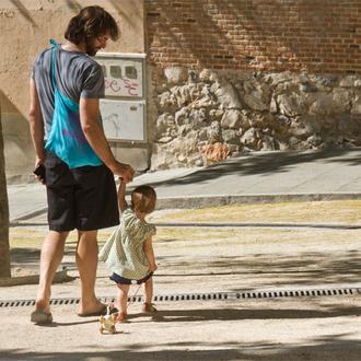 Momentos perrunos: la niña con el can de madera