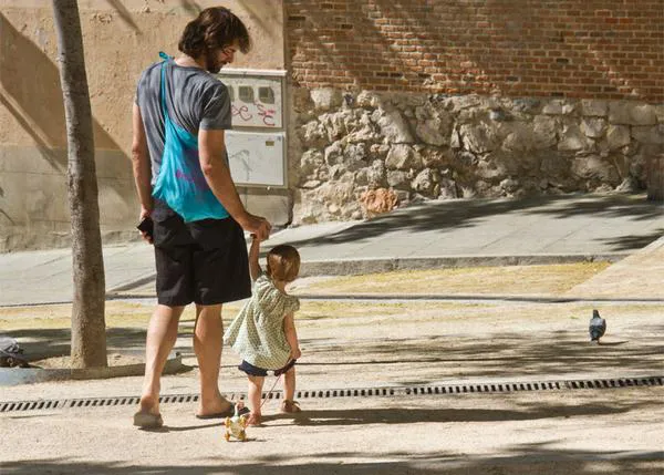 Momentos perrunos: la niña con el can de madera