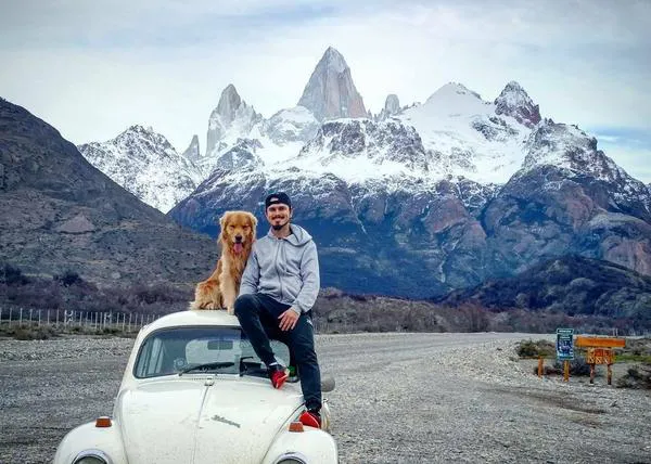 El perro que copia las expresiones de su humano: el divino y viajero Shurastey